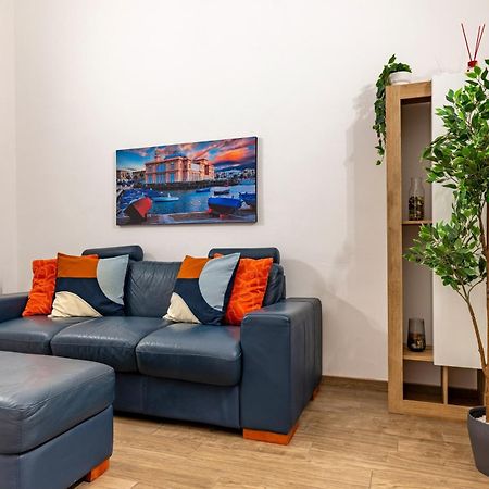 Modern Stone Apartment In The Heart Of Bari Luaran gambar
