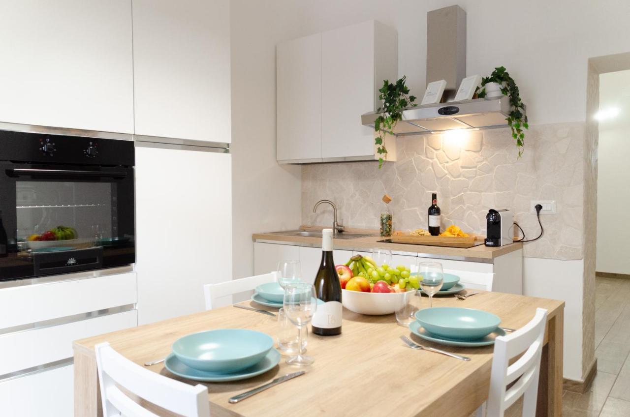 Modern Stone Apartment In The Heart Of Bari Luaran gambar