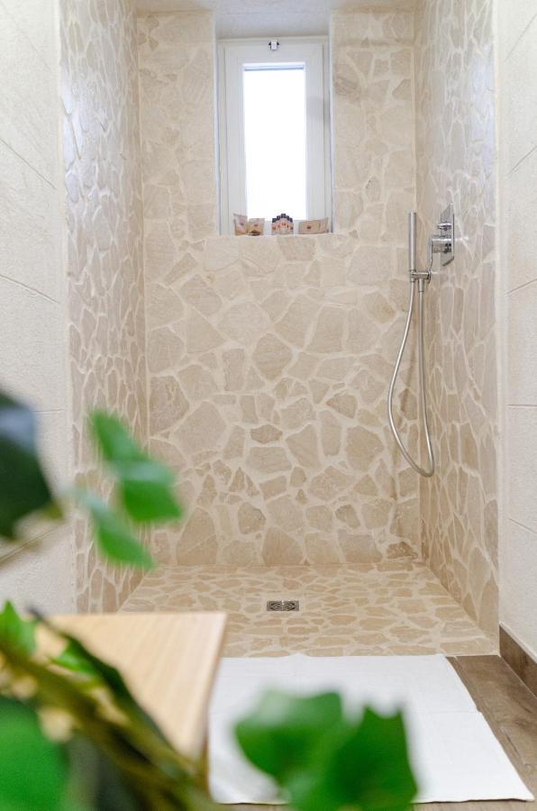 Modern Stone Apartment In The Heart Of Bari Luaran gambar