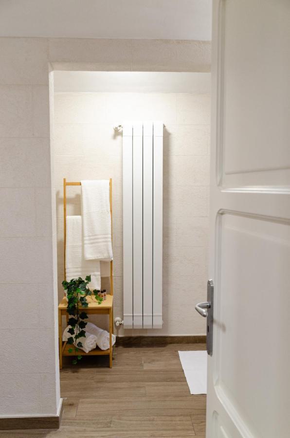 Modern Stone Apartment In The Heart Of Bari Luaran gambar