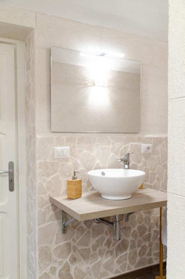 Modern Stone Apartment In The Heart Of Bari Luaran gambar