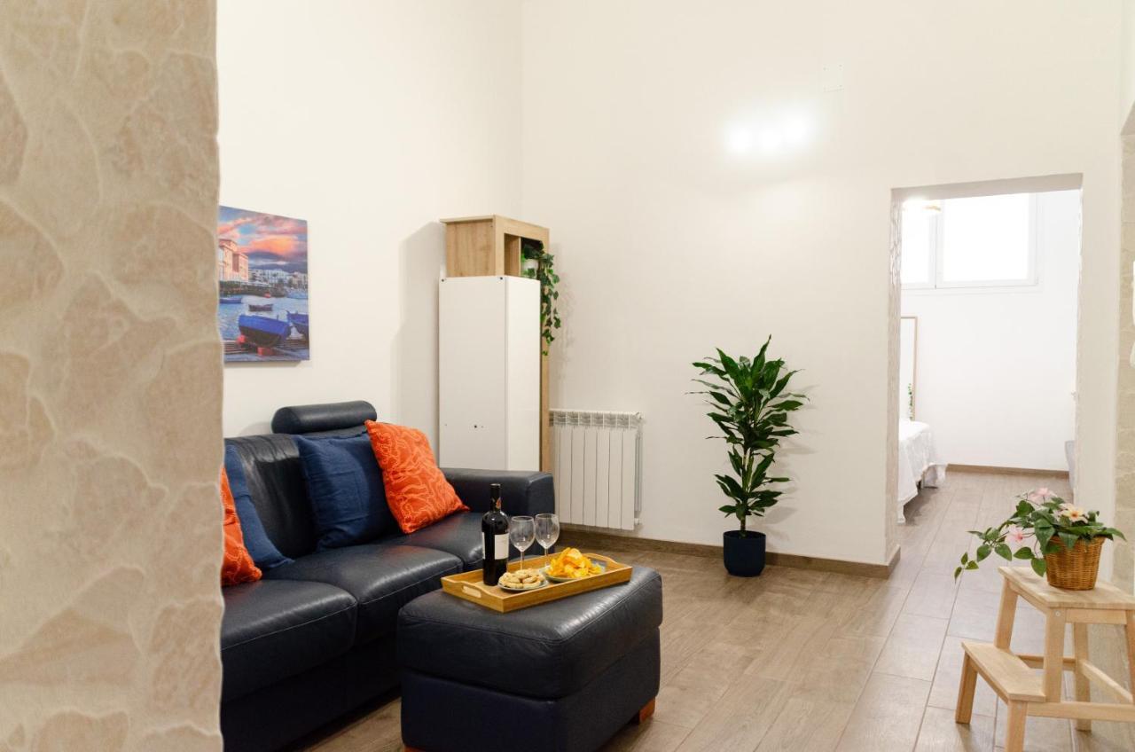 Modern Stone Apartment In The Heart Of Bari Luaran gambar