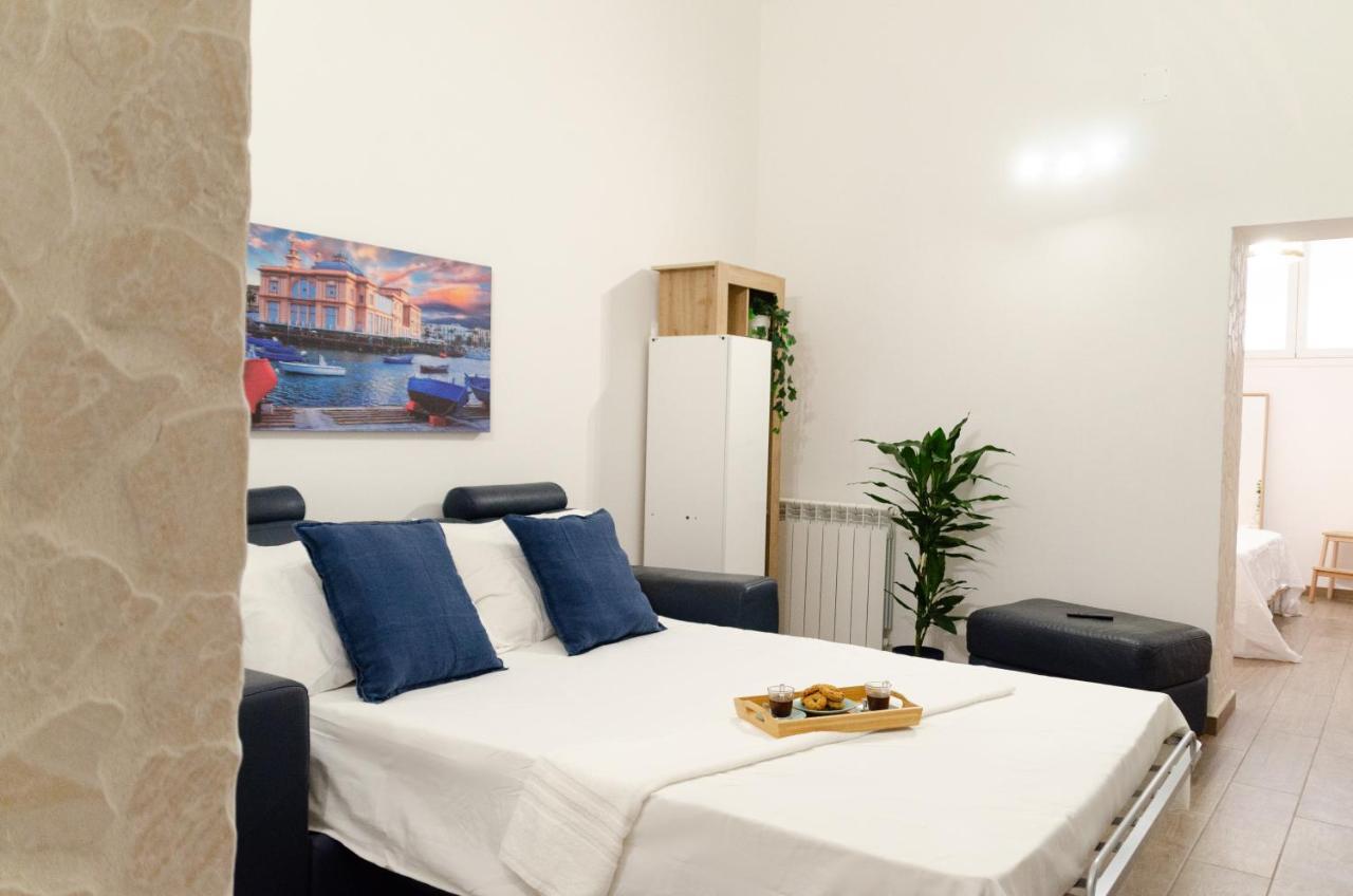 Modern Stone Apartment In The Heart Of Bari Luaran gambar