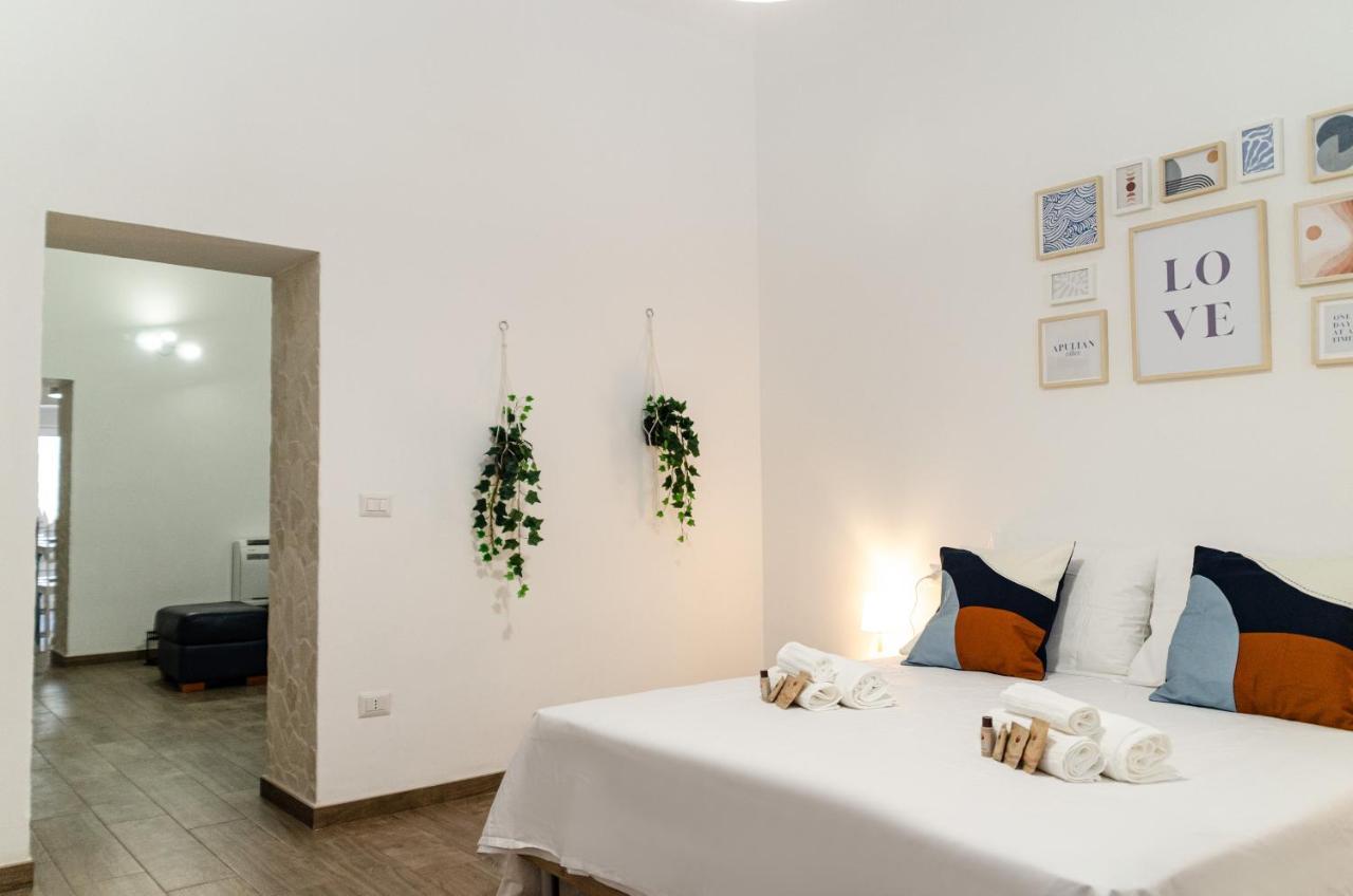 Modern Stone Apartment In The Heart Of Bari Luaran gambar