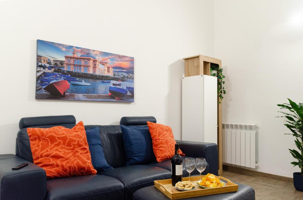 Modern Stone Apartment In The Heart Of Bari Luaran gambar