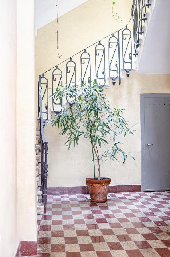Modern Stone Apartment In The Heart Of Bari Luaran gambar