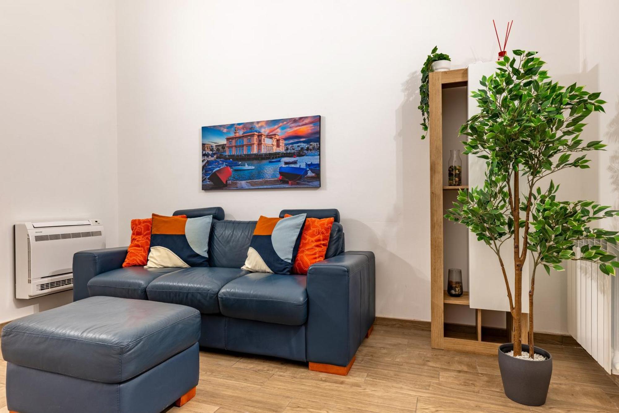Modern Stone Apartment In The Heart Of Bari Luaran gambar
