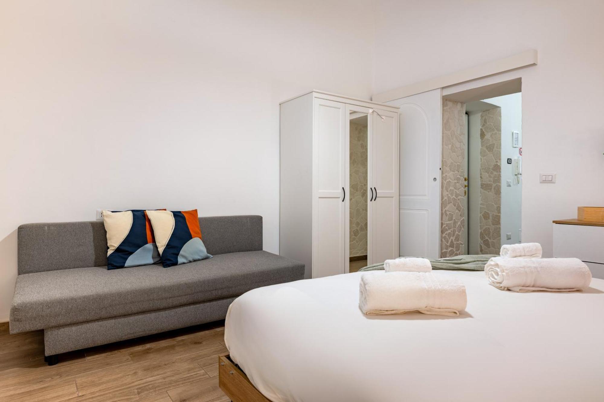 Modern Stone Apartment In The Heart Of Bari Luaran gambar