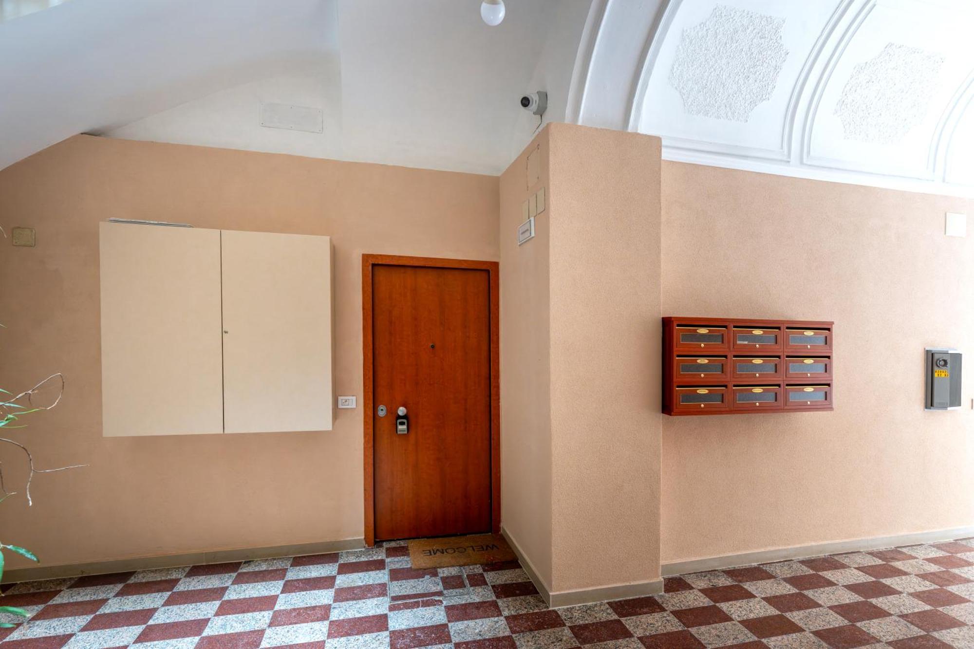 Modern Stone Apartment In The Heart Of Bari Luaran gambar