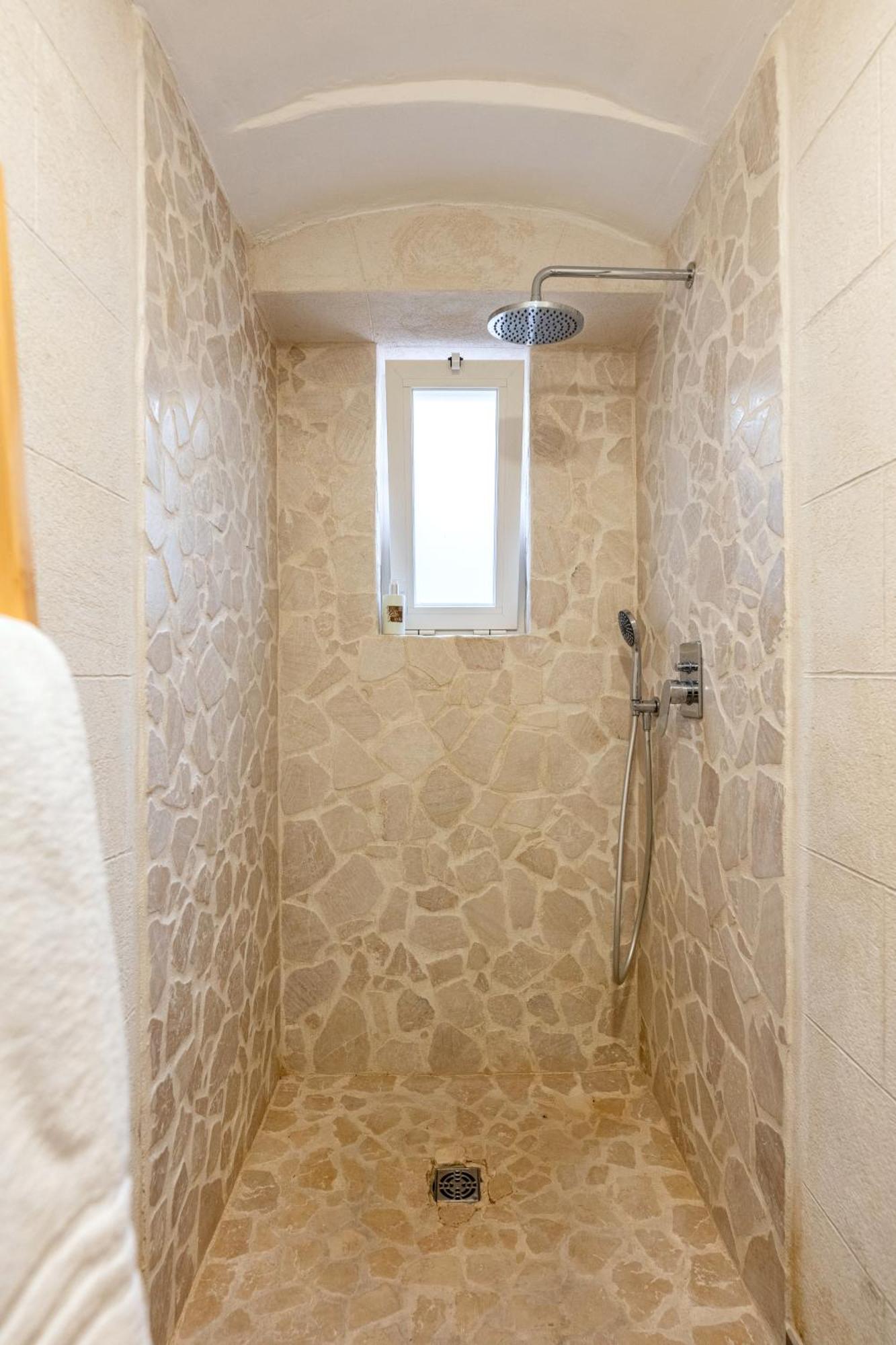 Modern Stone Apartment In The Heart Of Bari Luaran gambar