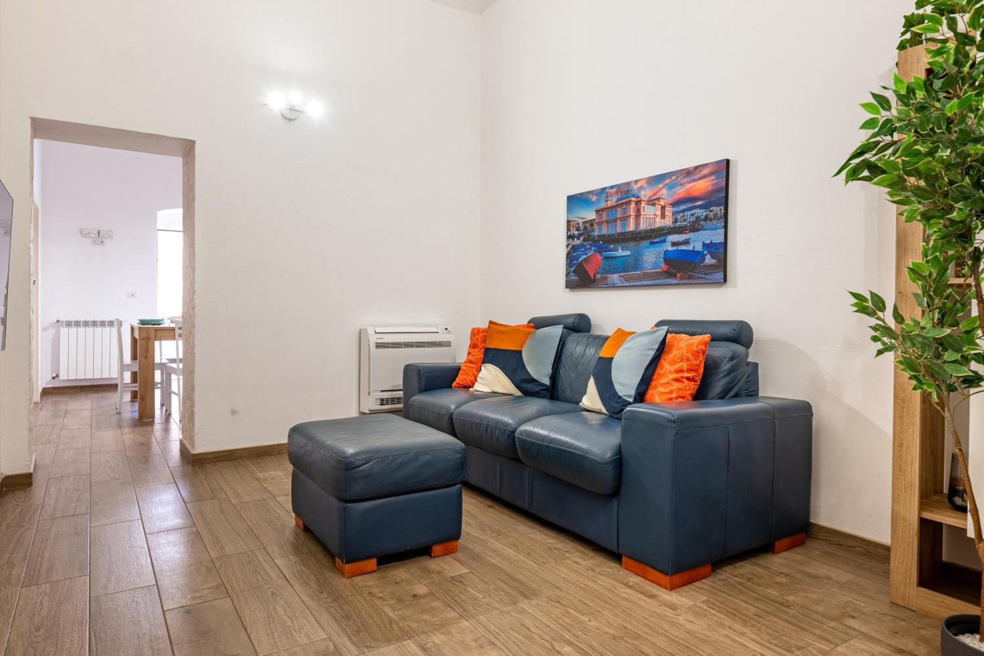 Modern Stone Apartment In The Heart Of Bari Luaran gambar