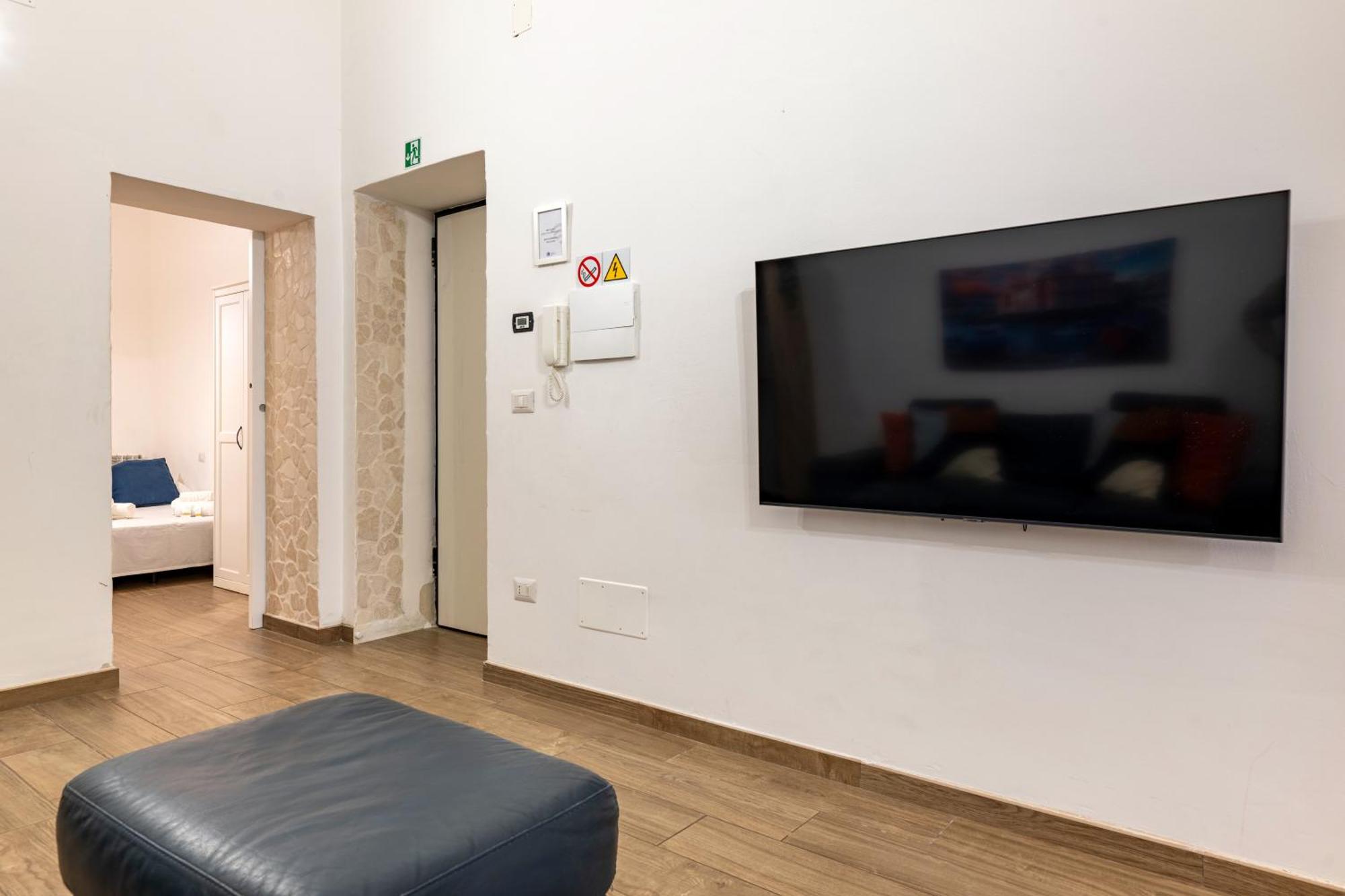 Modern Stone Apartment In The Heart Of Bari Luaran gambar