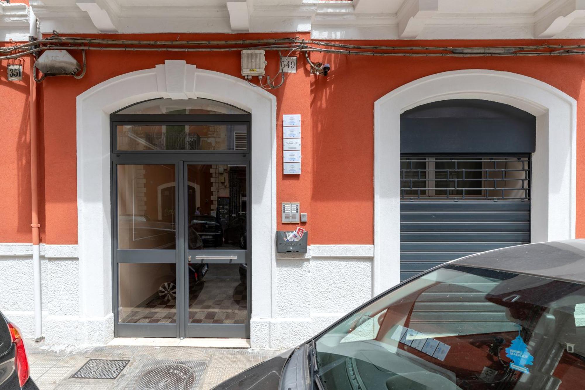 Modern Stone Apartment In The Heart Of Bari Luaran gambar