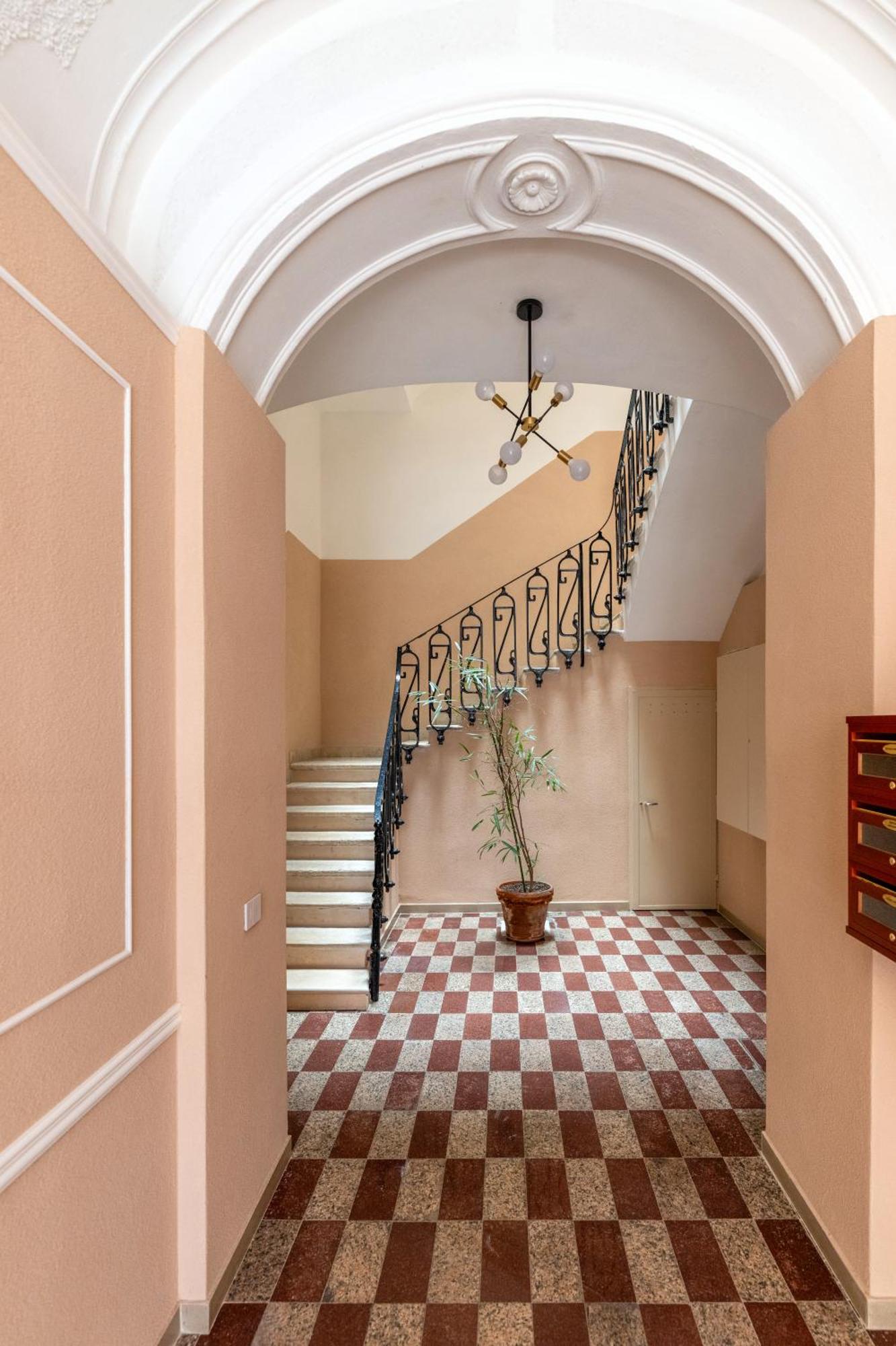 Modern Stone Apartment In The Heart Of Bari Luaran gambar