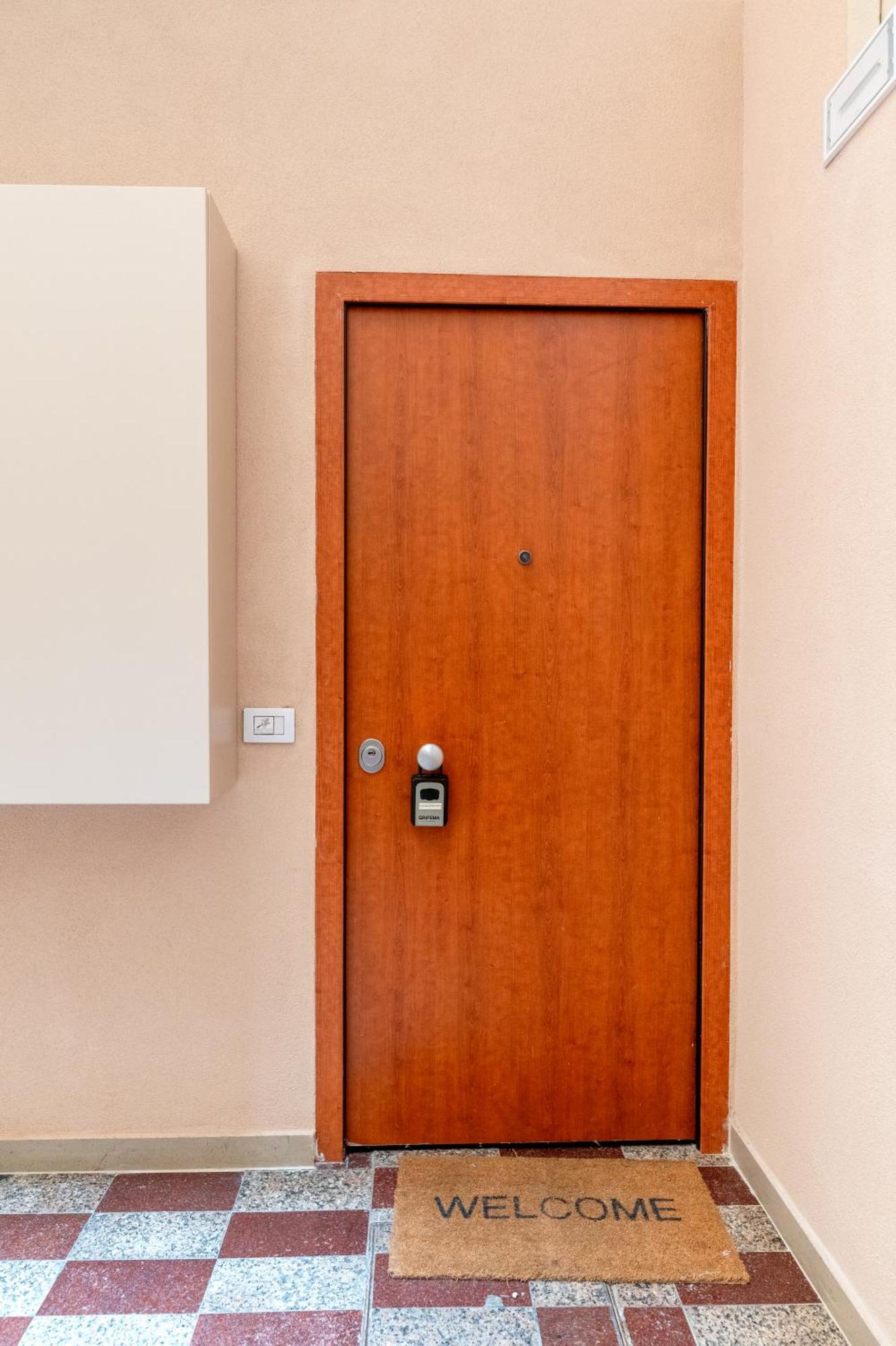 Modern Stone Apartment In The Heart Of Bari Luaran gambar