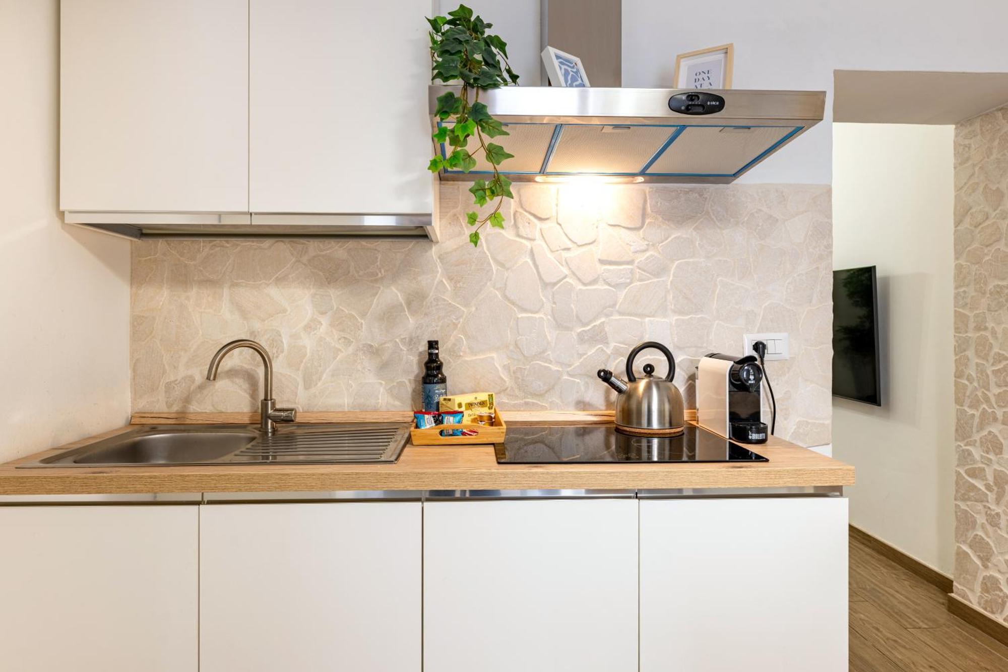 Modern Stone Apartment In The Heart Of Bari Luaran gambar